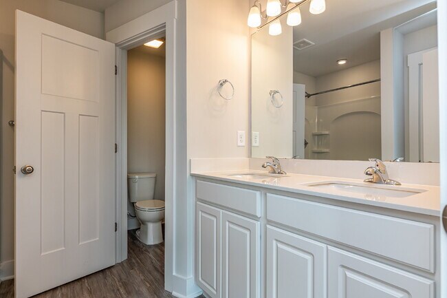 Building Photo - Elegant 3 Bedroom 2.5 Bathroom Townhome Near Downtown Greenville $1,850/mo rent