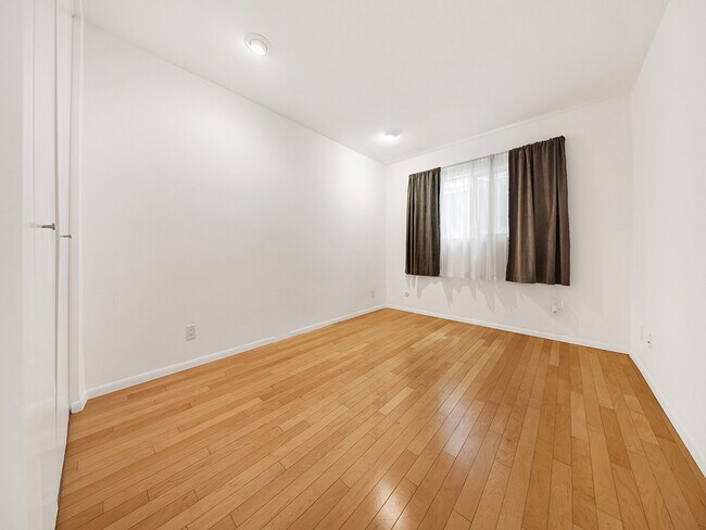 Building Photo - 7767 Hollywood Blvd