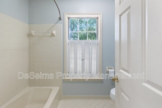 Building Photo - 208 Cottage Pl