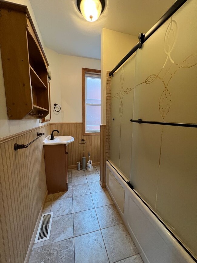 Building Photo - Stunning 4 bedroom 2.5 bathroom house  - B...