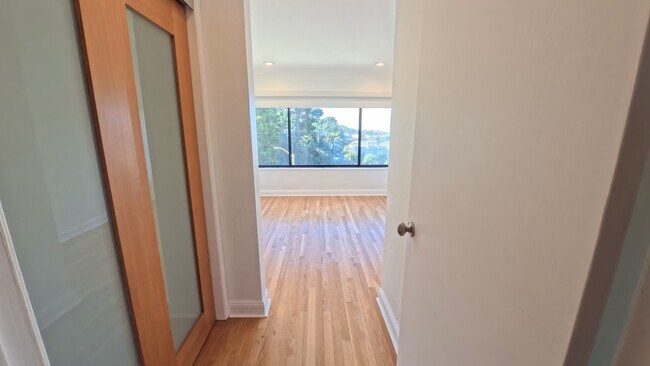 Building Photo - 5003 Diamond Heights Blvd