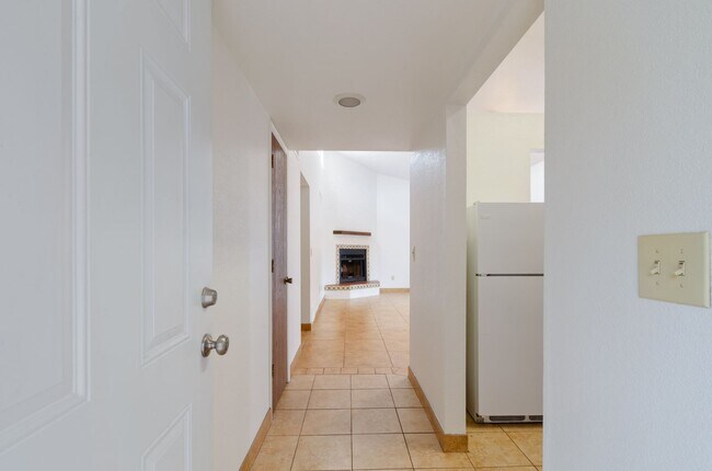 Building Photo - Private and Charming 2 Bed 1 Bath house