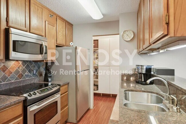 Building Photo - Available July 15th 2 Bedroom 2 Bath Condo in Minneapolis
