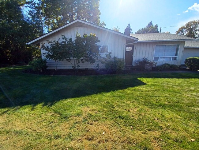 Building Photo - Spacious Mid-Century 3 bed/2 bath home wit...