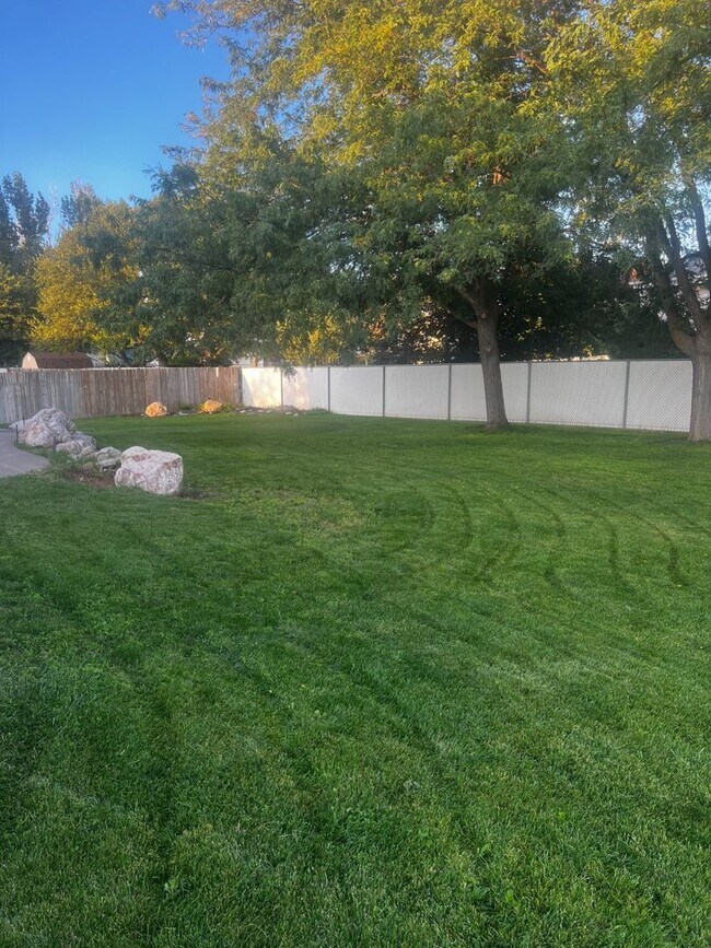 Building Photo - Lovely Home Located In Roy Utah
