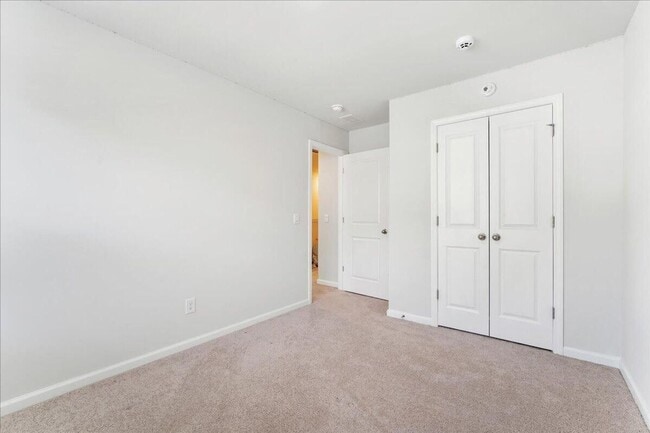 Building Photo - Beautiful 4-Bedroom 2.5 Bath Townhome