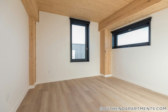 Building Photo - 11 E Lenox St