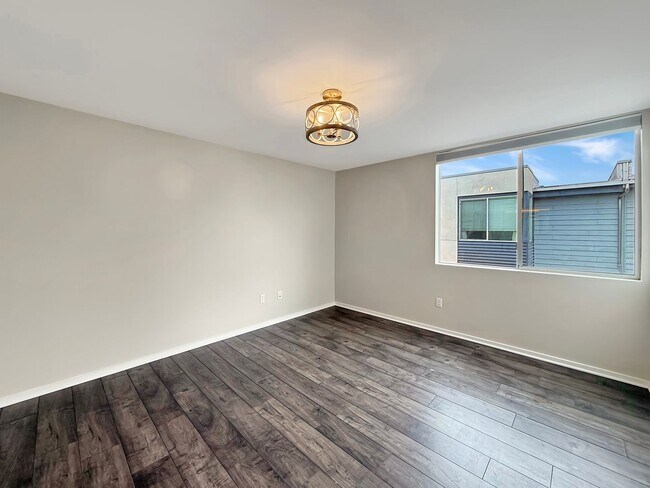 Building Photo - SD: Stunning 3BD/3.5BA Townhome in Ocean Beach with 2-Car Garage, Private Balcony & In-Unit Laundry