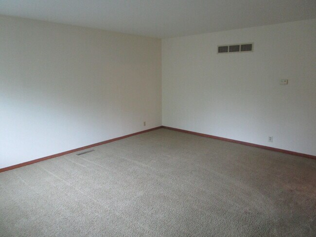 Building Photo - 305 Manor Dr