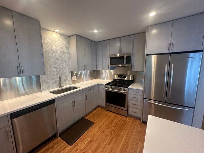 Building Photo - Luxury Living on Summit Ave! – Spacious 3B...