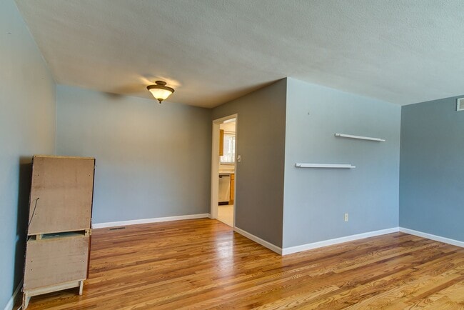 Building Photo - Ranch Style Brick home, charming and convenient!