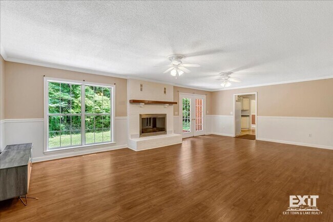 Building Photo - Amazing 4 Bedroom, 3 Bath Home With 2 Kitchens!