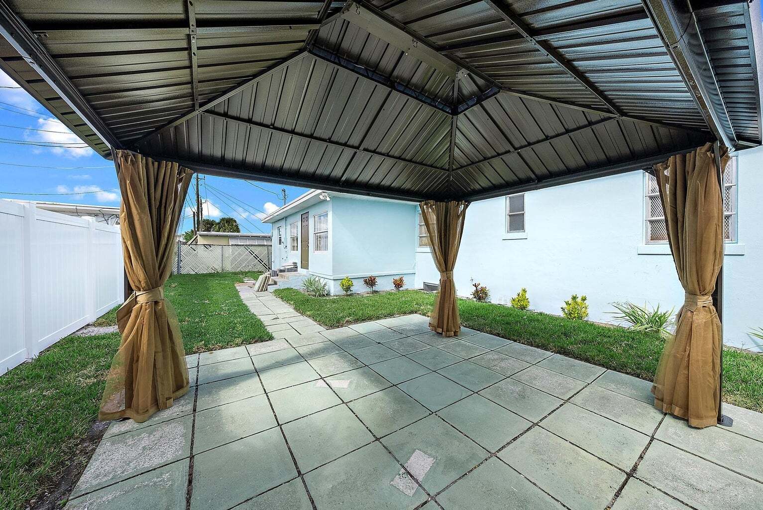 Building Photo - 135 E 28th St