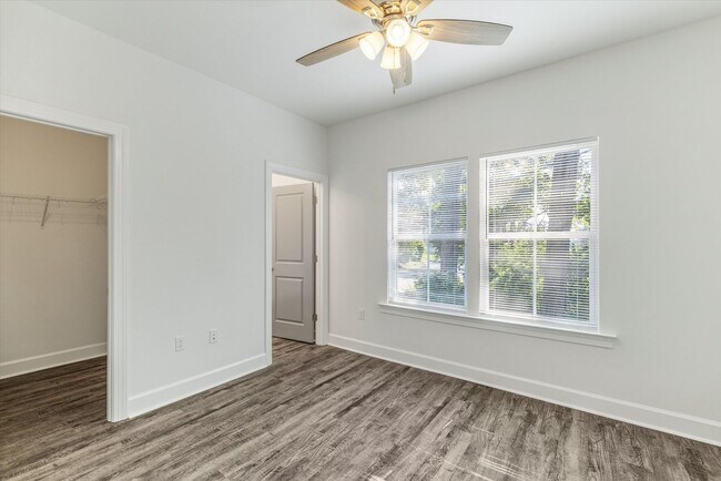 Building Photo - 5/5.5 Townhomes, Built 2024, Walk to stadi...