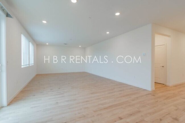 Building Photo - Charming 4-Bed, 3-Bath Home in Lathrop’s T...
