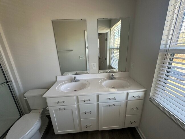 Building Photo - Like NEW 2 Story Single Family Home w/ Fen...