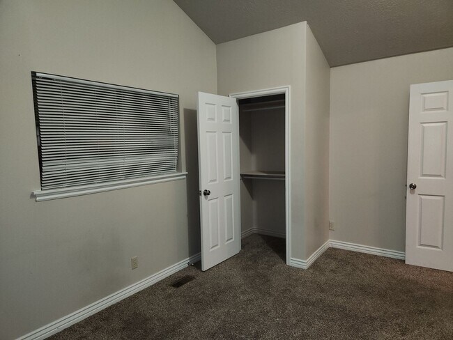 Building Photo - Spacious 5 Bd 2.5 Bath Home in Millcreek