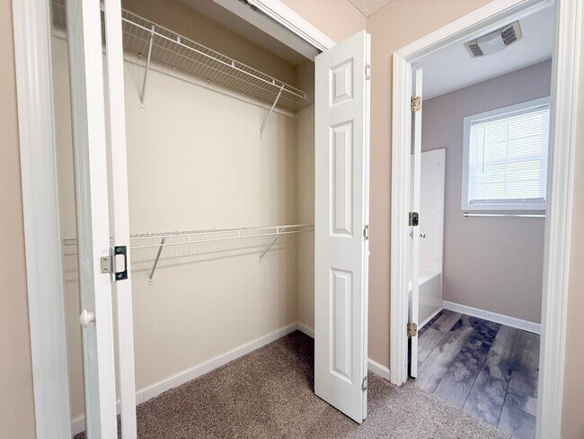 Building Photo - Pet-Friendly 3-Bedroom Home with Garage, Screened-In Porch & Spacious Bedrooms