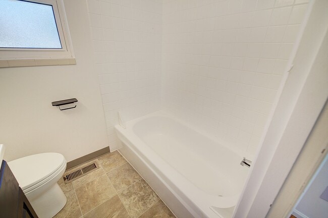 Building Photo - 4Bd/2Ba Kent Home