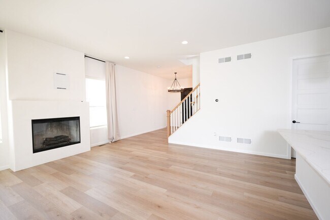 Building Photo - 245 Hollyhock Dr