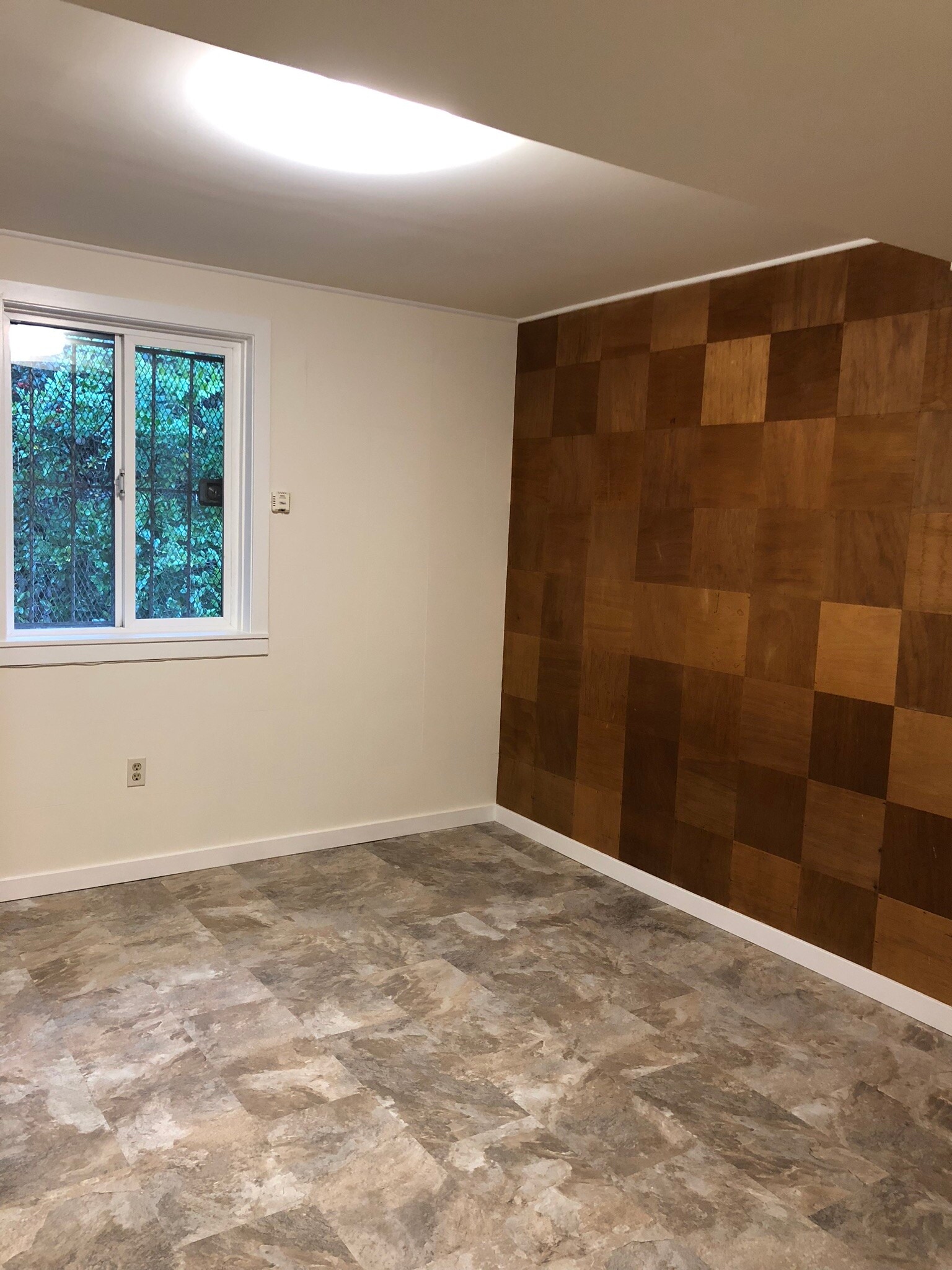 downstairs' unit bedroom - 124 Dellbrook Ave