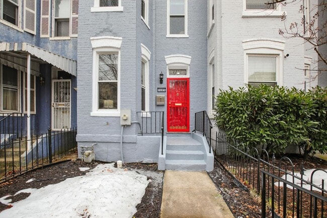 Building Photo - wonderful 3BR 1.5 Bath in the H st Corridor