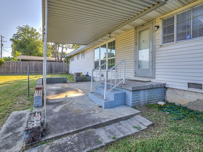 Building Photo - Move in special / First months rent is $800