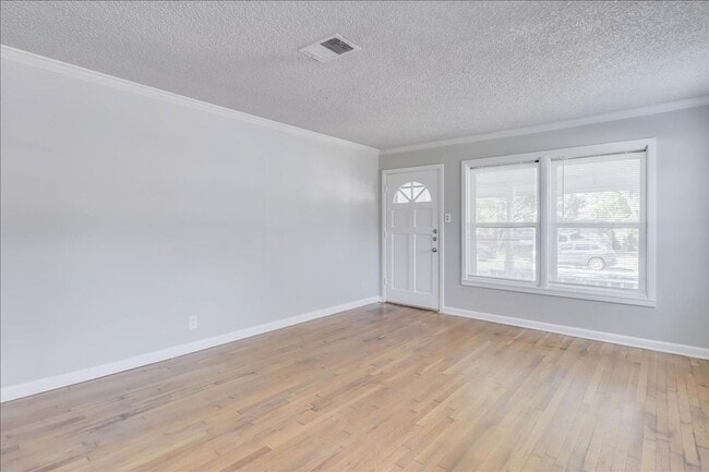 Building Photo - 6046 Hugo Dr