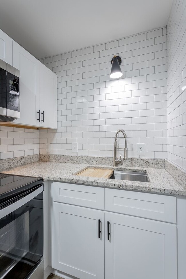 Building Photo - Renovated modern 1 bedroom, 1-bathroom apa...