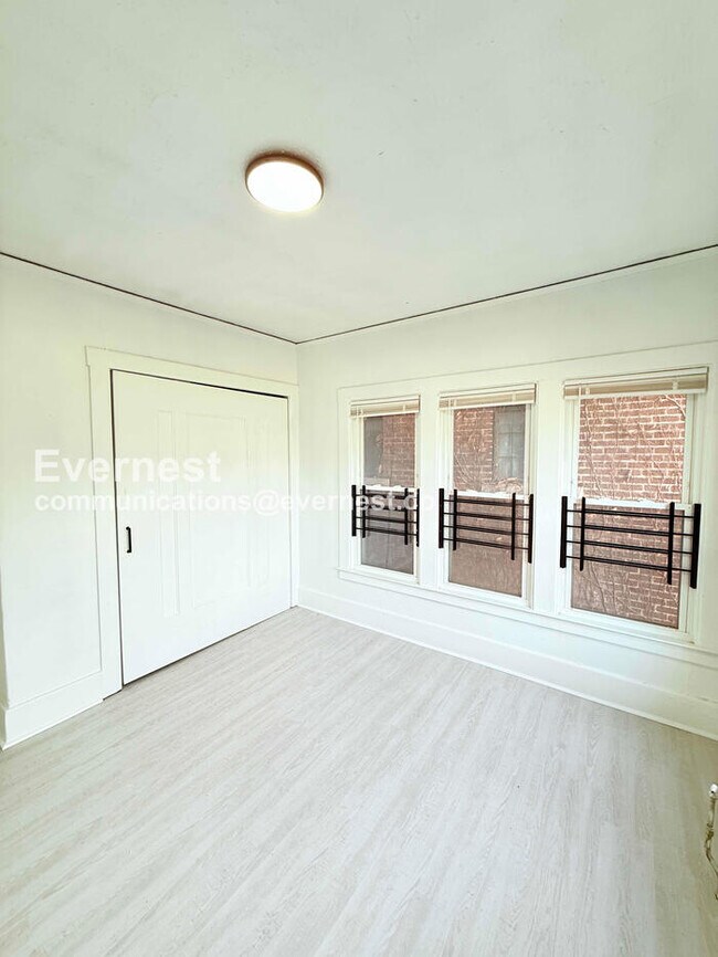 Building Photo - 3 Bed/1 Bath Home with Laundry Hookups / Pet-Friendly / Vouchers Accepted / Available Soon!