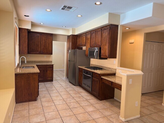 Building Photo - Beautiful Home with Pool near Tropicana and Buffalo