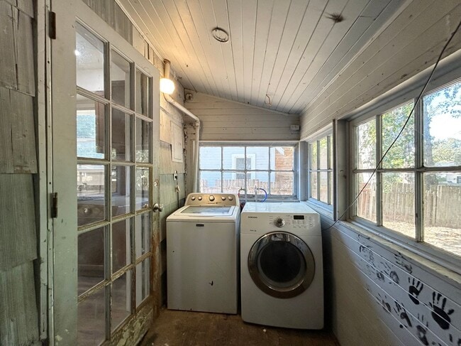 Building Photo - Serene 2 Bed, 1 Bath Home