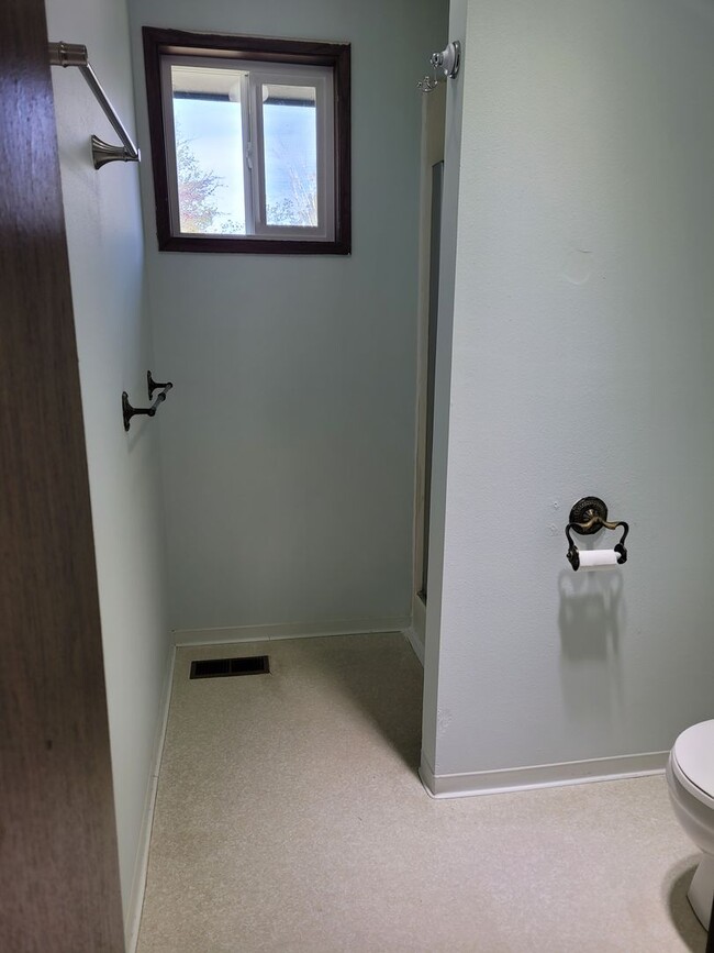 Building Photo - 3 bedrooms 2 bath