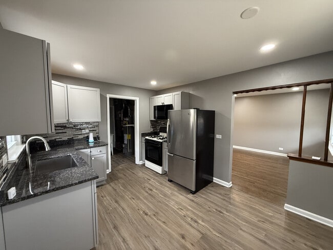 Building Photo - 7616 S Lorel Ave