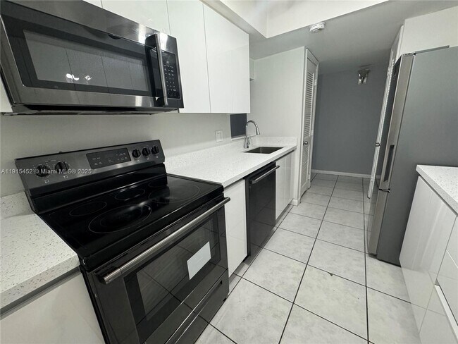 Building Photo - 1060 Crystal Lake Dr