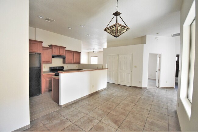 Building Photo - Beautiful 3 Bed/2Bath Townhouse Home off of Roadrunner Pkwy