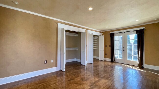 Building Photo - 1737 Chorro St