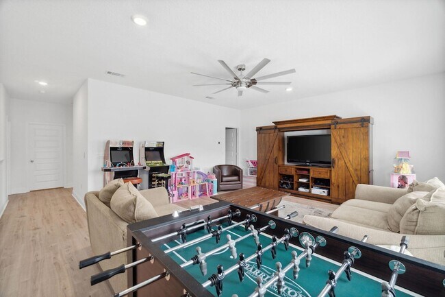 Building Photo - 627 Las Roblas Grande Dr