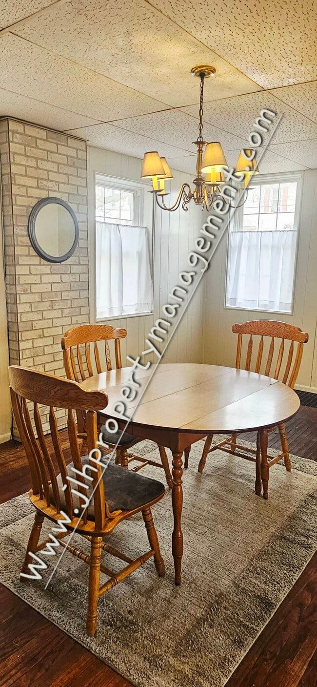 Building Photo - 503 W Pleasant St