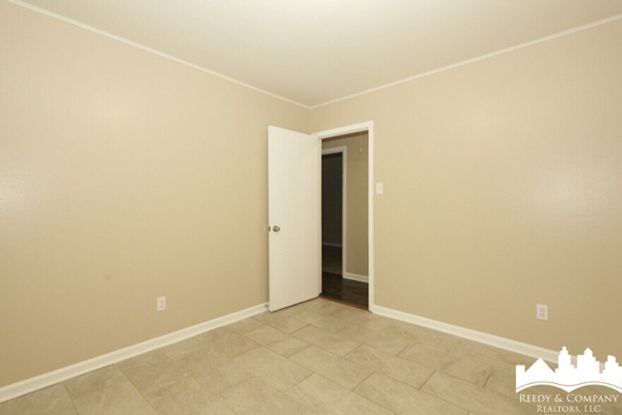 Building Photo - 6465 Forest Glen Dr