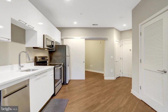 Building Photo - 989 S Buchanan St