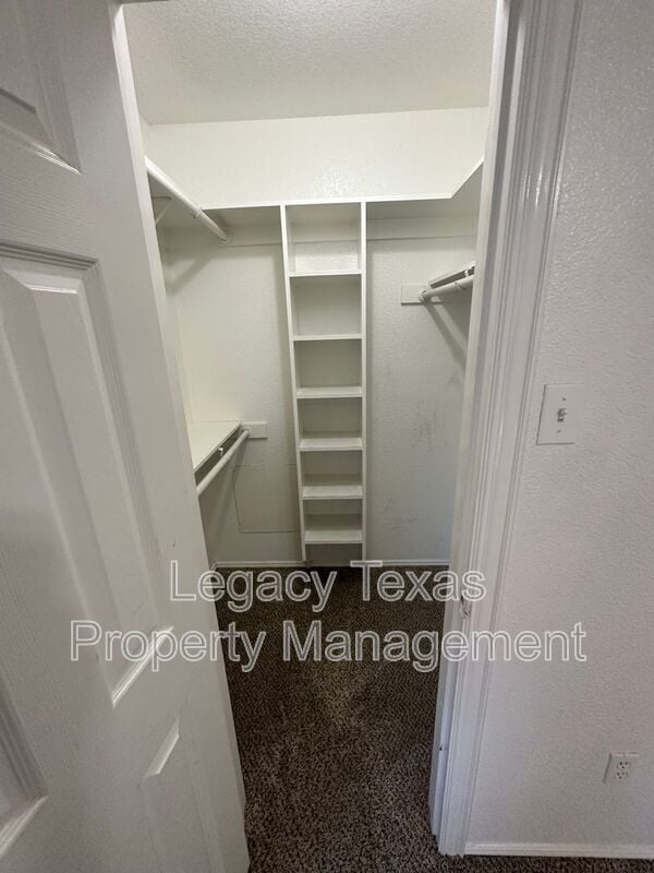 Building Photo - 901 N Border St