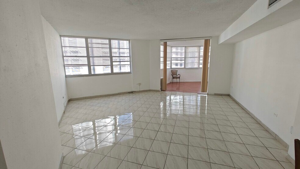 Building Photo - 999 Brickell Bay Dr