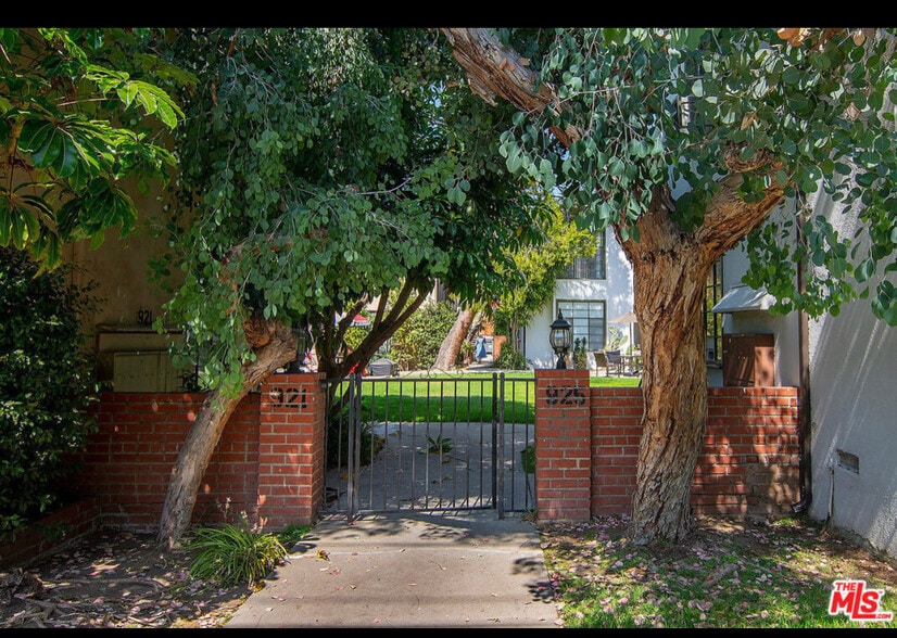 Building Photo - 926 N Sweetzer Ave