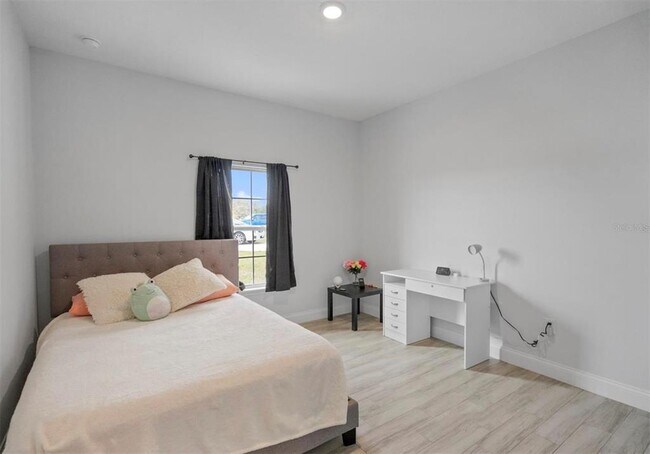 Building Photo - 817 Desmoines Pl