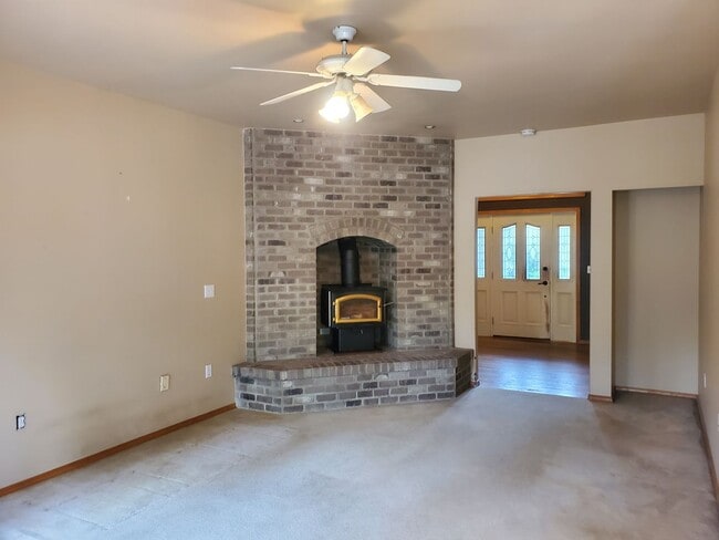 Building Photo - Short Term Lease Available