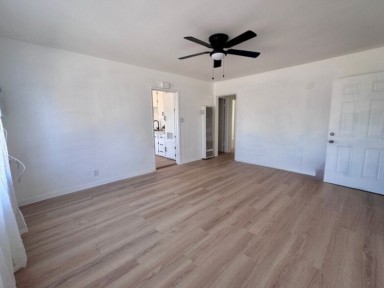 Building Photo - 1542 W 60th St