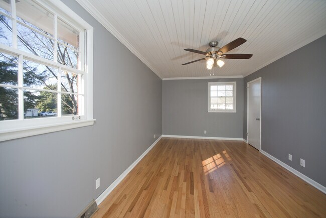 Building Photo - Beautiful Three Bedroom Home! AVAILABLE 8/...