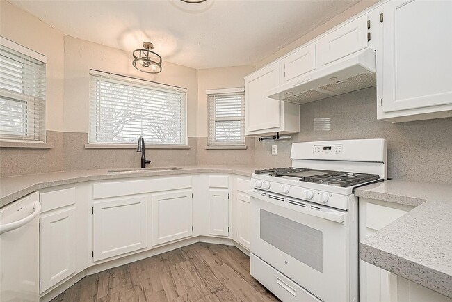 Building Photo - 9247 Autumnsong Dr