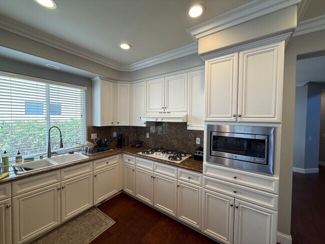 Building Photo - Lovely home in desirable Moorpark neighborhood